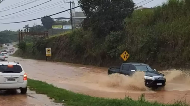 Chuva provoca alagamentos e queda de barreira em Socorro Rádio