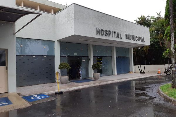 Médico é afastado após pacientes relatarem embriaguez e uso de drogas ...